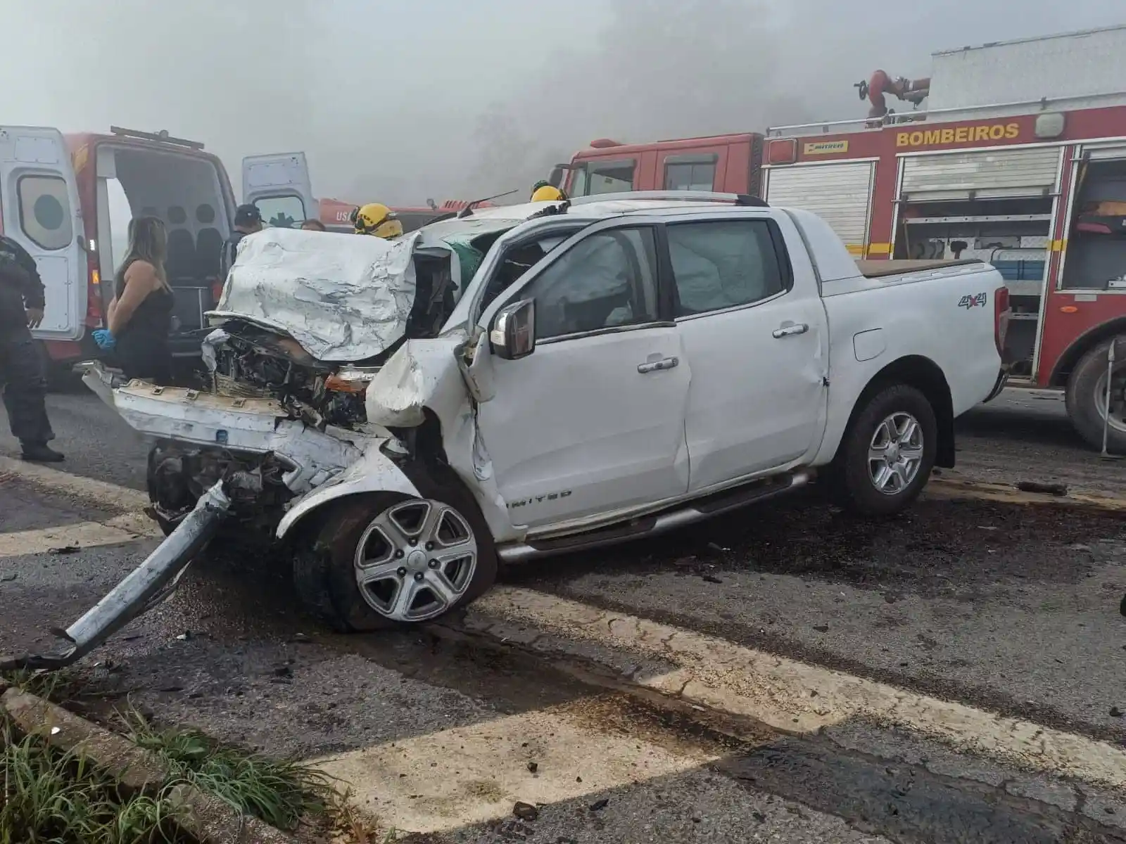 Acidente grave entre carreta e caminhonete mata duas pessoas na MG-050, em Formiga