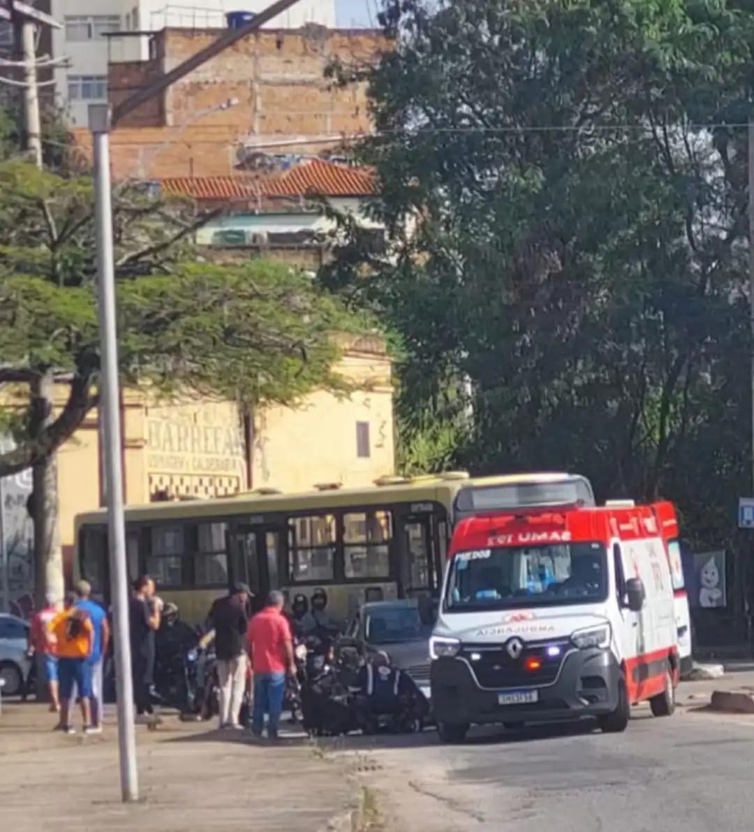 Acidente é registrado na manhã deste sábado próximo a ponte do Niterói, em Divinópolis