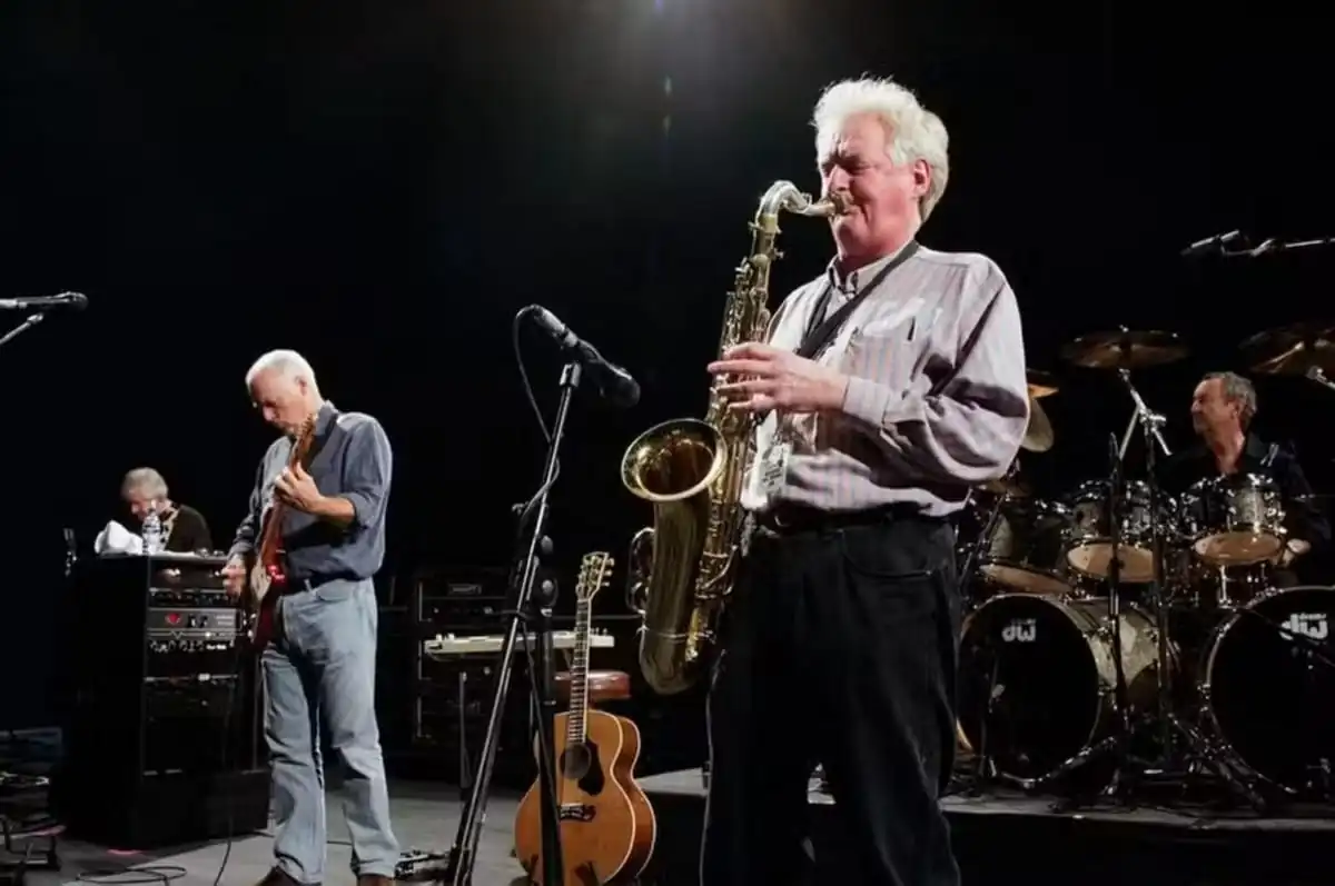 Morre Dick Parry, saxofonista histórico do Pink Floyd, aos 83 anos
