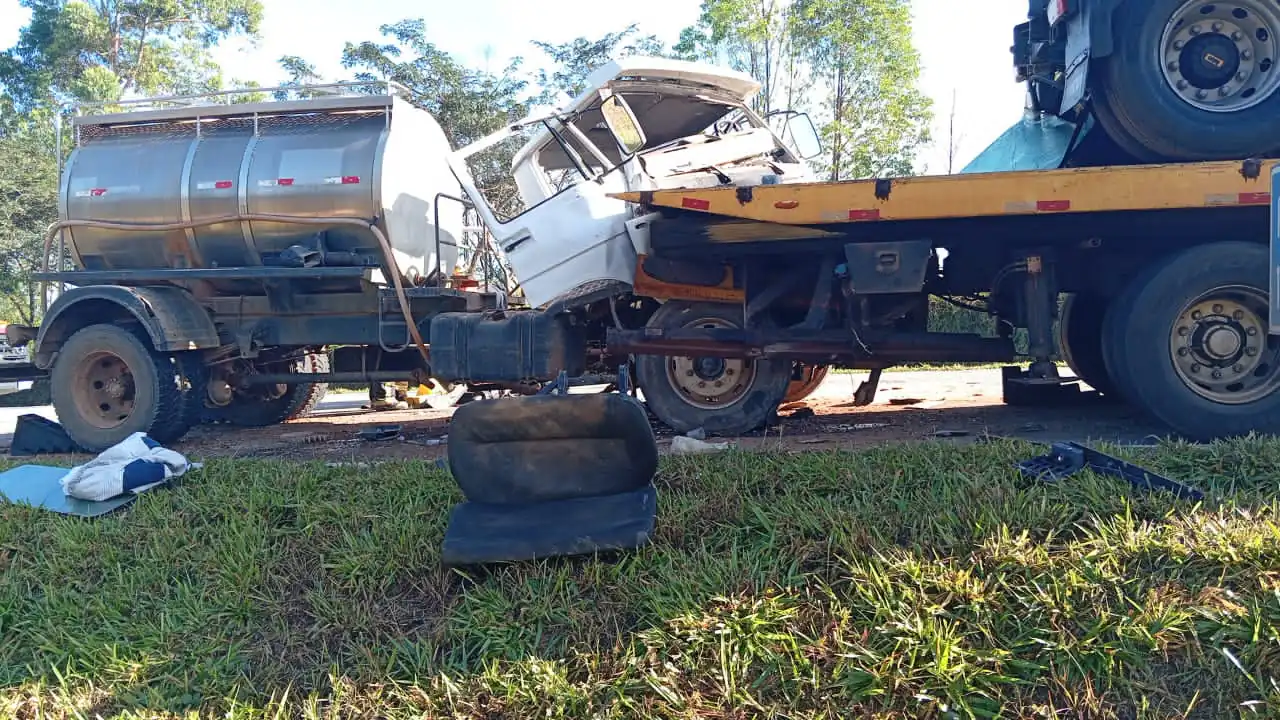 Caminhoneiro fica gravemente ferido após colisão traseira na MG-050, em Pedra do Indaiá