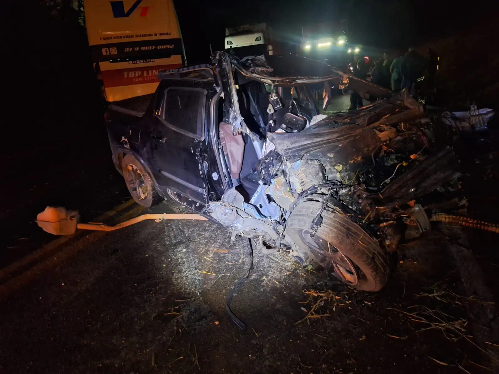 Colisão entre ônibus e caminhonete deixa dois feridos graves na MG-050, em Pedra do Indaiá