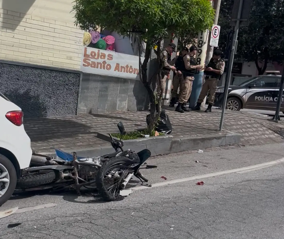 Homem fica gravemente ferido após acidente entre motos no cruzamento da Pernambuco com Rio Grande do Sul