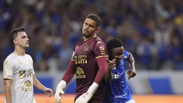 Cruzeiro sofre apagão no fim, mas vence a Chapecoense no Mineirão e chega a 23 pontos