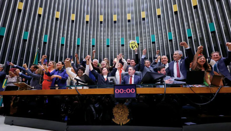 Câmara aprova PEC do fim da escala 6x1 em dois turnos; confira o momento do anúncio do resultado