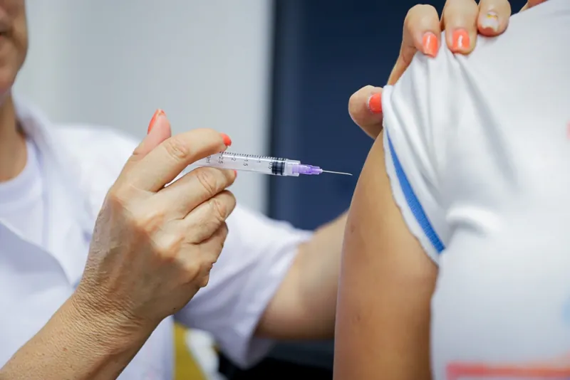Pacientes recebem água destilada no lugar de vacina contra gripe em Bambuí