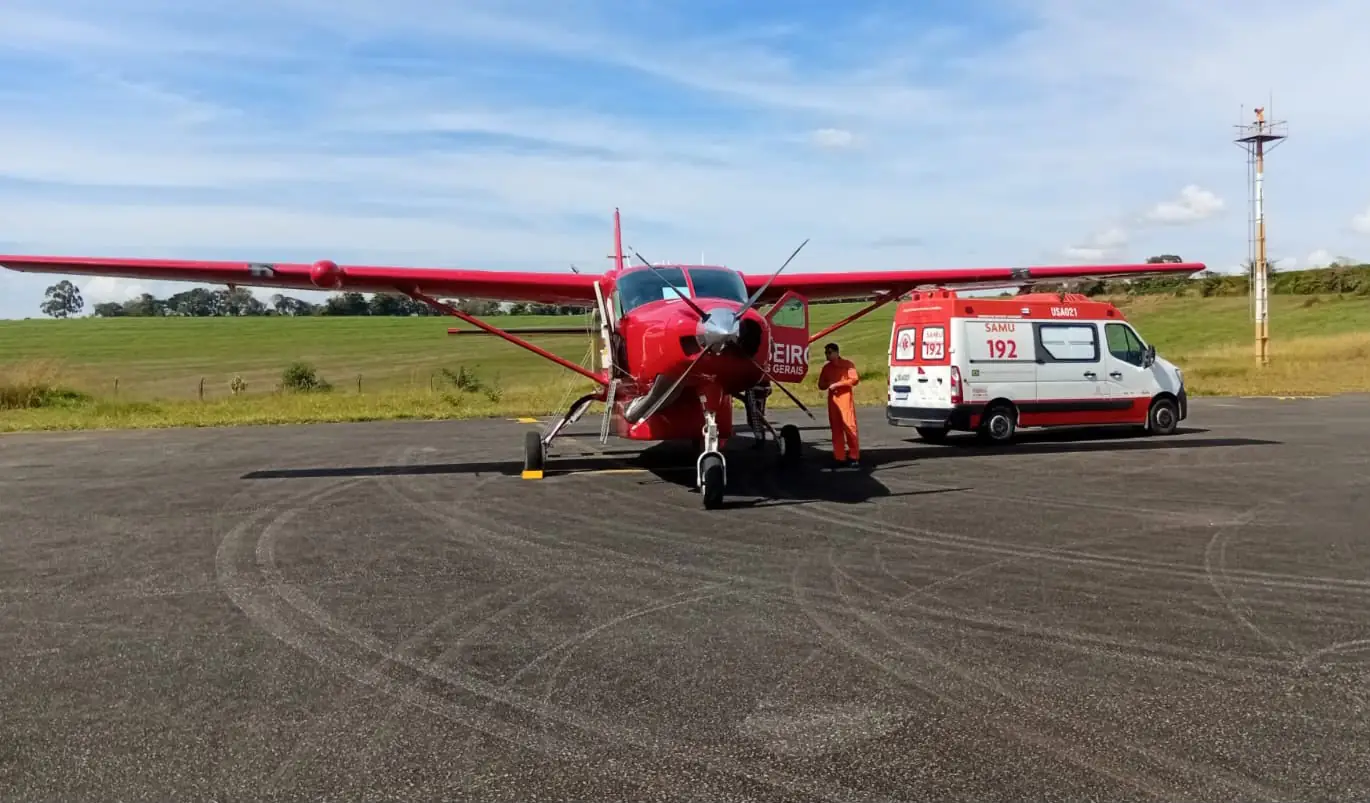 Criança com quadro respiratório grave é transferida de Oliveira para Bom Despacho em aeronave