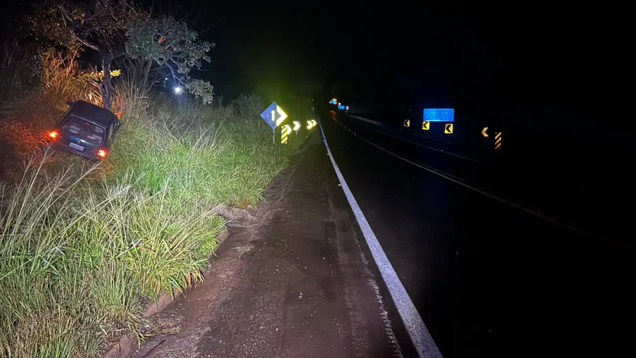 Mulher fica ferida após carro sair da pista e bater em árvore na MG-050, em Itaúna