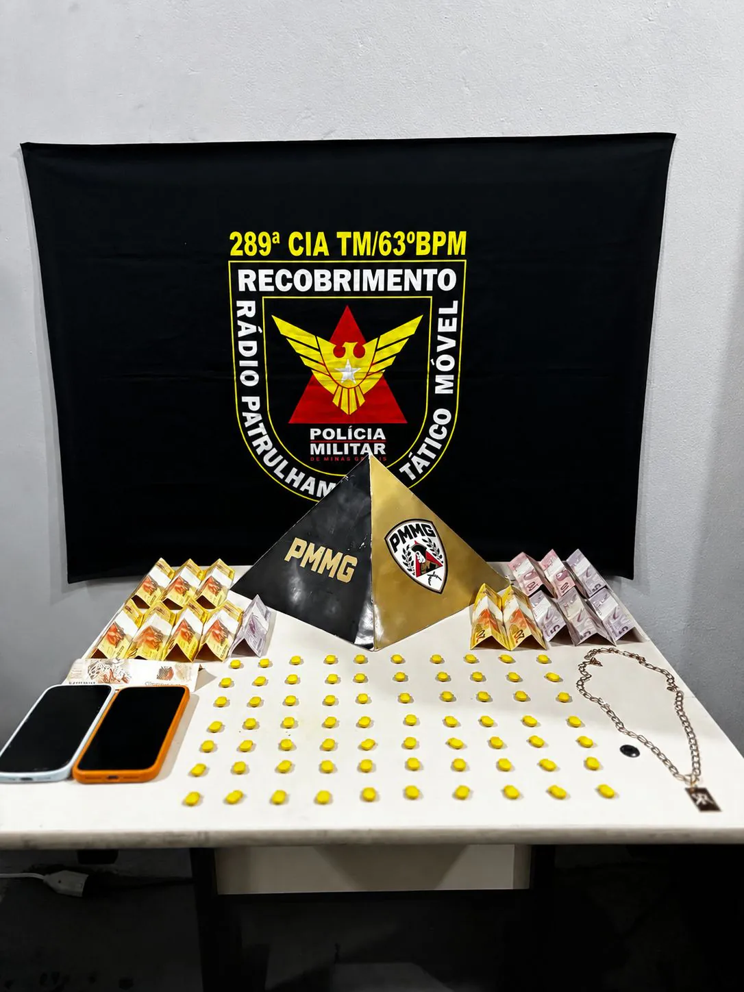 Casal é preso com 70 comprimidos de ecstasy após perseguição policial em Formiga