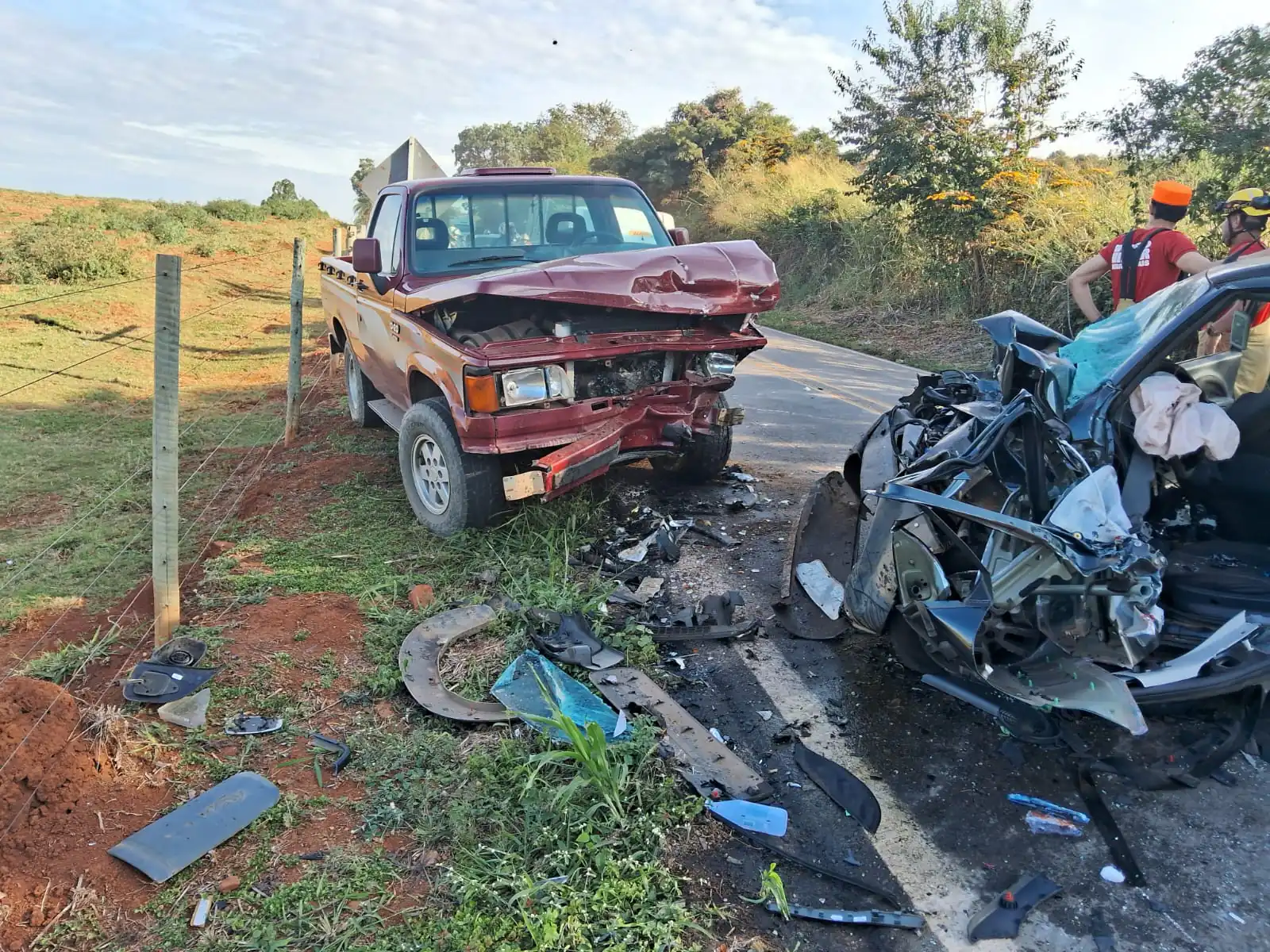 Caminhonete bate de frente com Fiat Uno em Pará de Minas e deixa dois feridos