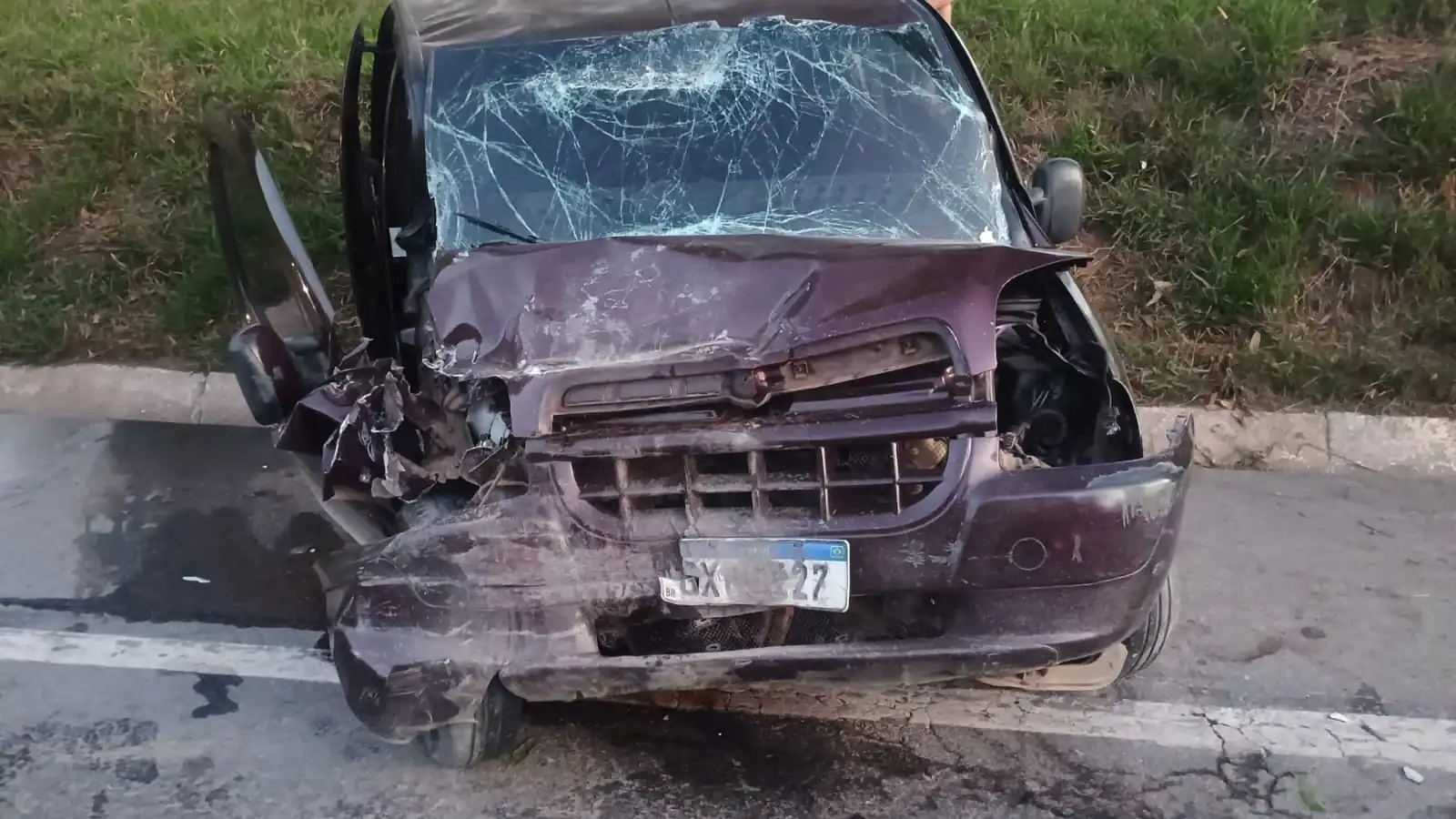 Colisão entre carro e carreta deixa motorista ferido na MG-050, em Pedra do Indaiá