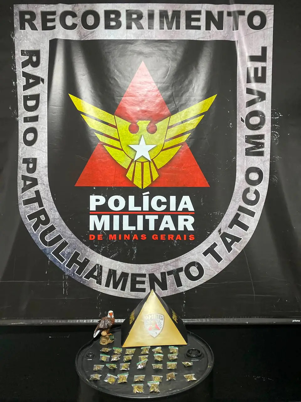 Após denúncia, PM apreende drogas escondidas em marquise de prédio em Itaúna