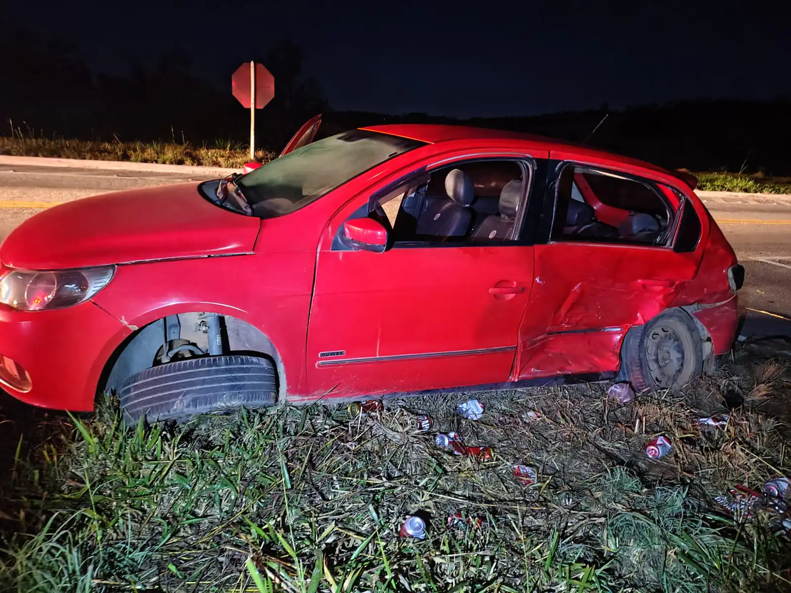 Motorista foge após grave acidente em trevo da BR-494; casal fica ferido
