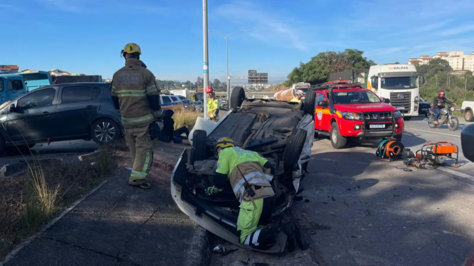 Carro de aplicativo capota após motorista entrar em alta velocidade em curva da MG-010