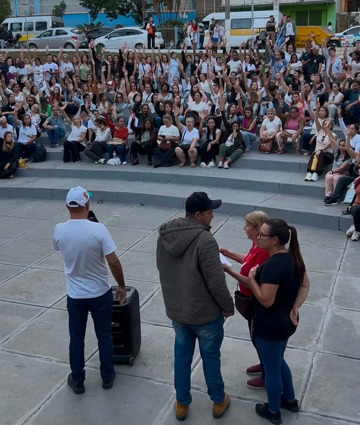 Servidores suspendem greve, mas mantêm estado de mobilização