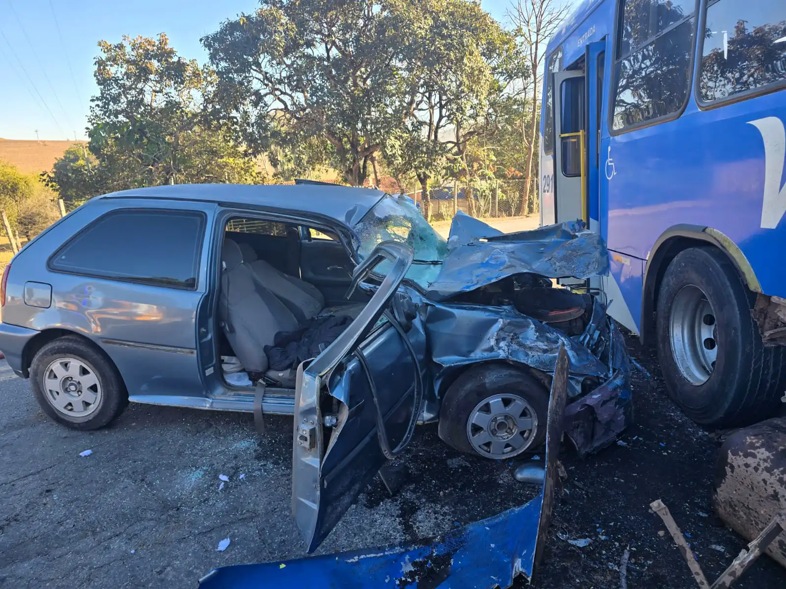 Acidente entre ônibus e carro deixa dois gravimente feridos na MG-431, em Pará de Minas