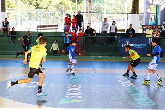 Festival de futsal reúne crianças e incentiva integração pelo esporte 